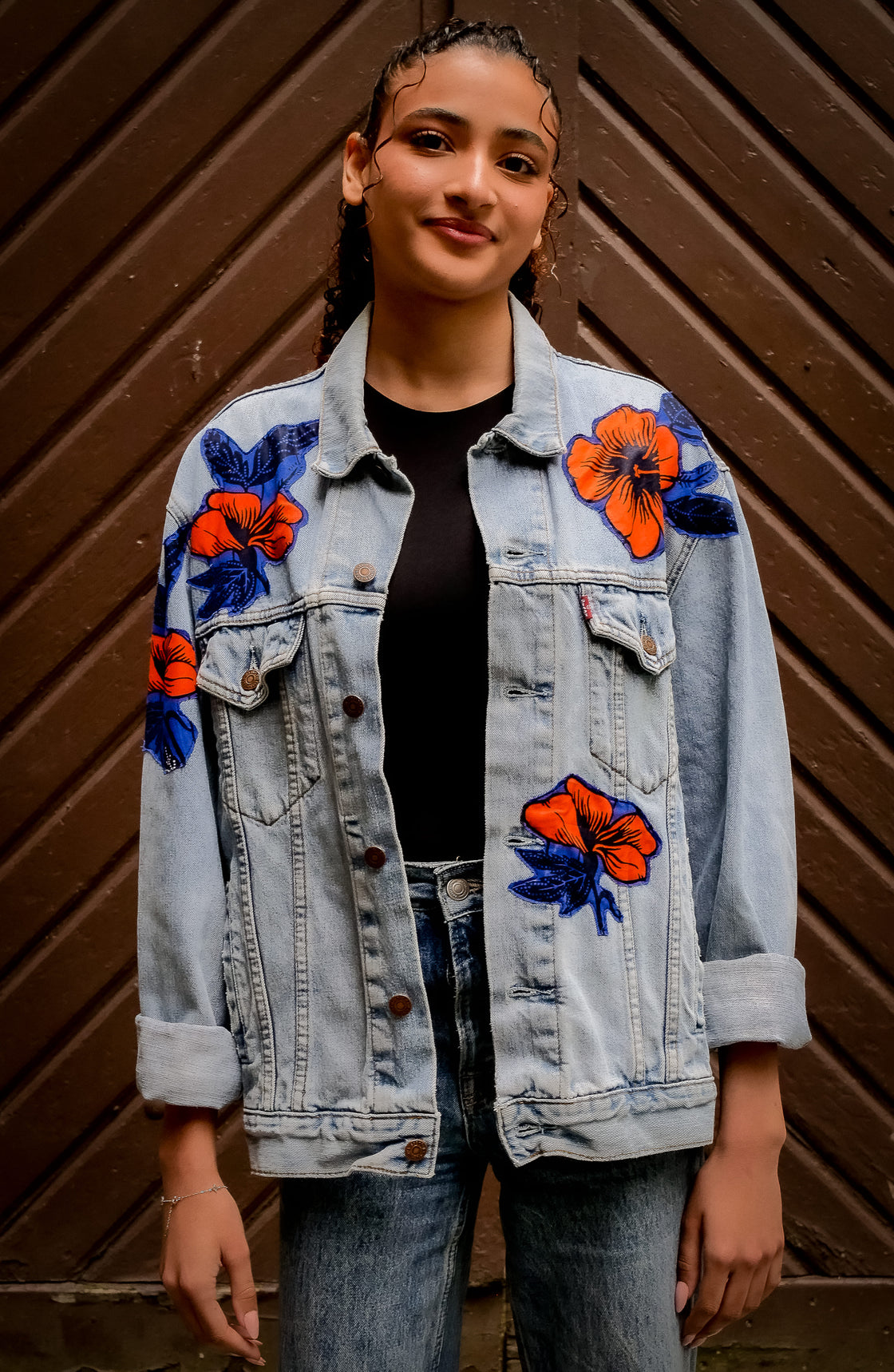 Veste en jean upcyclé - Hibiscus macramé brique
