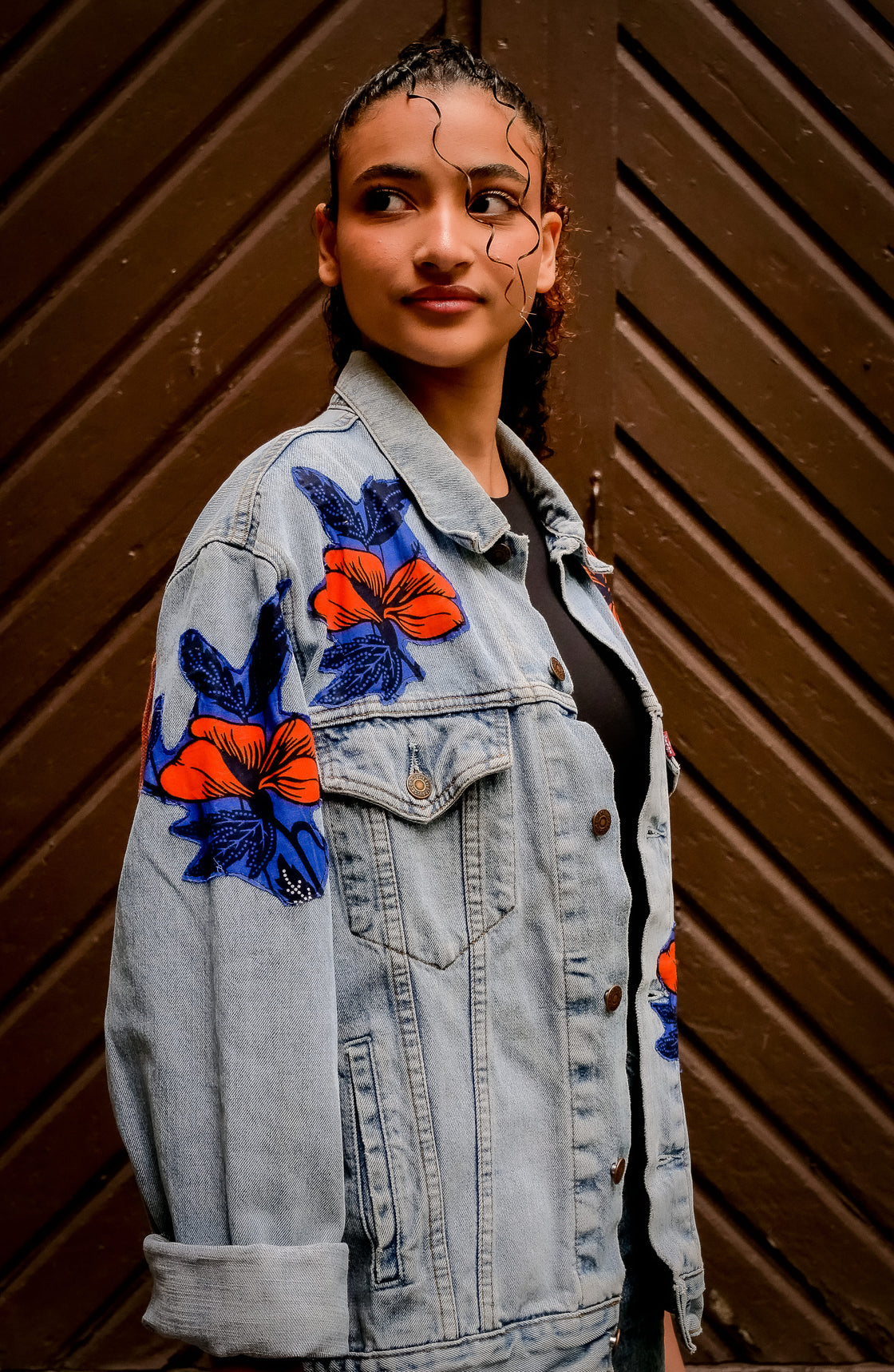 Veste en jean upcyclé - Hibiscus macramé brique