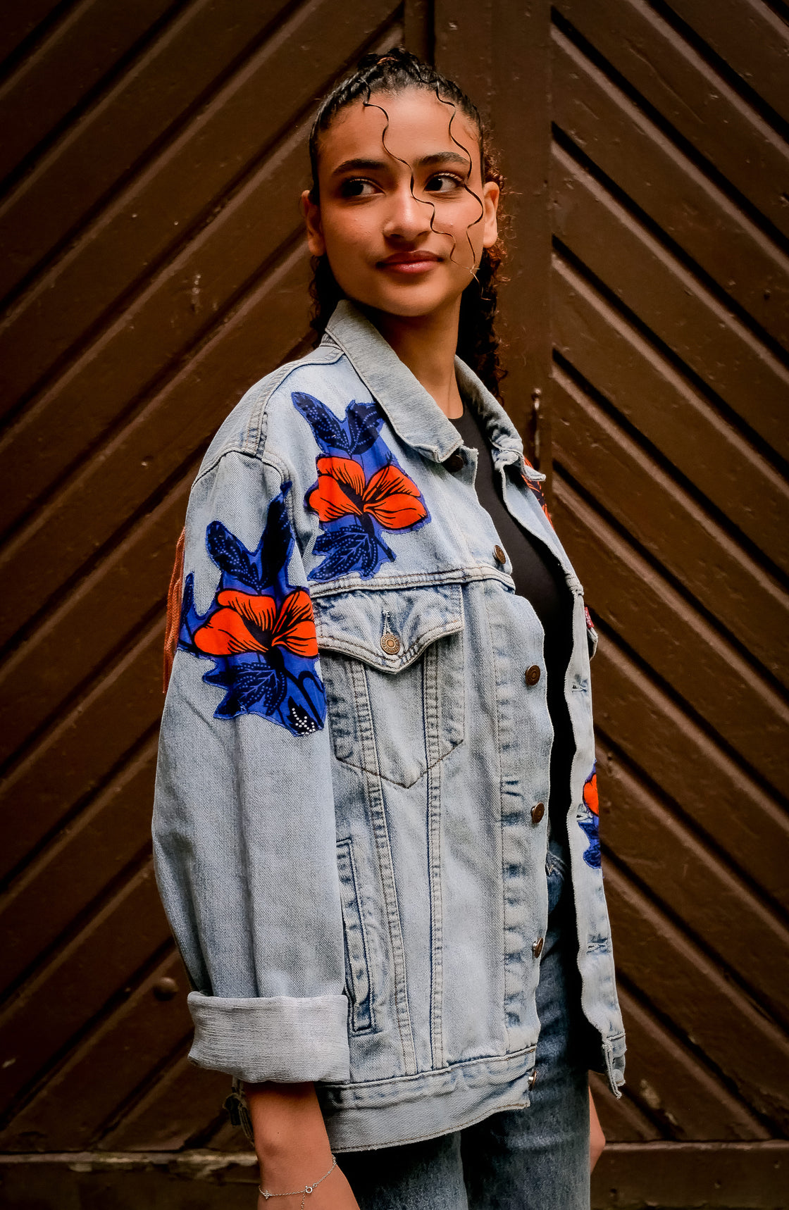 Veste en jean upcyclé - Hibiscus macramé brique