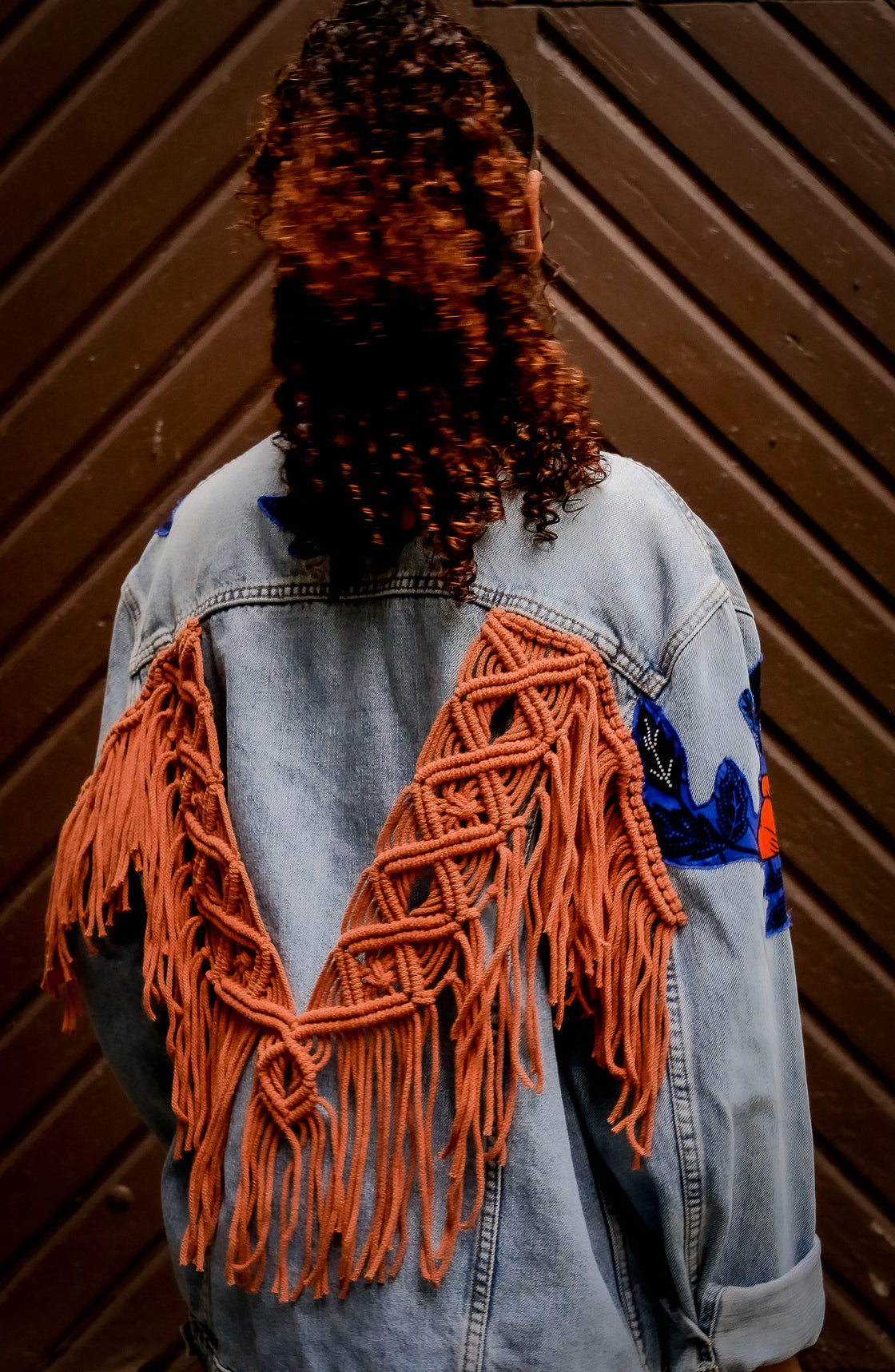 Veste en jean upcyclé - Hibiscus macramé brique
