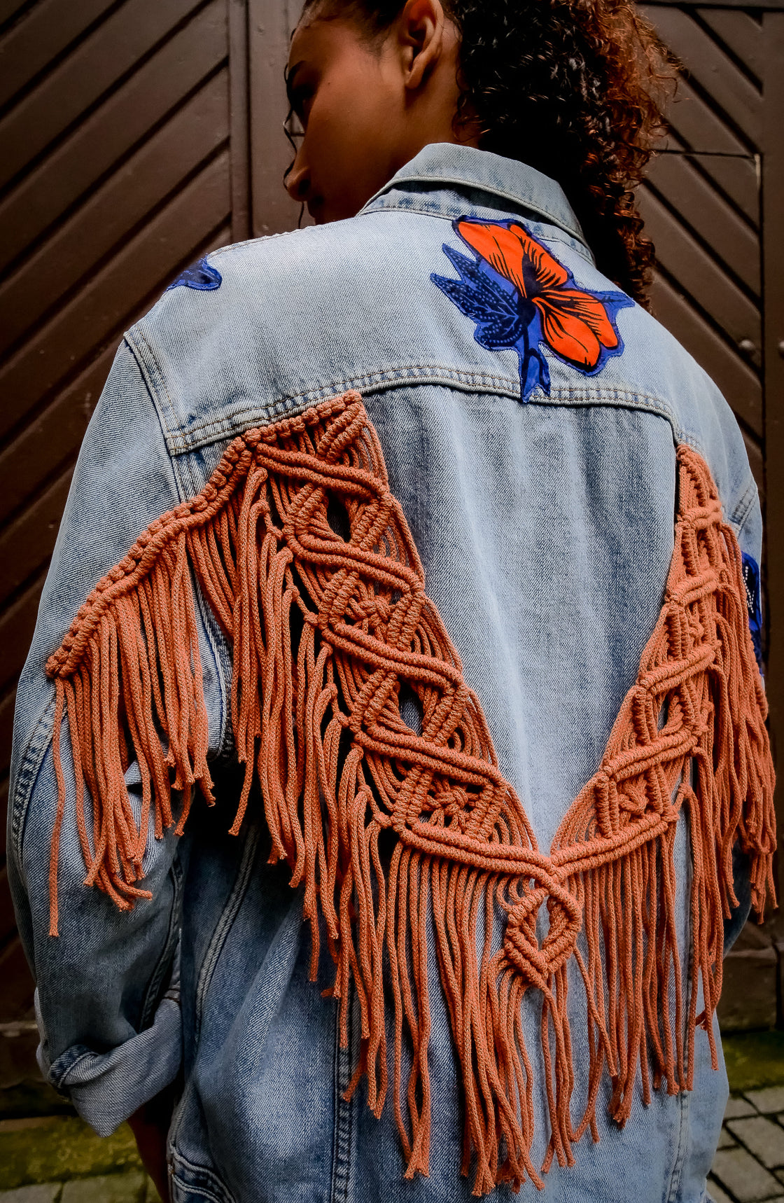 Veste en jean upcyclé - Hibiscus macramé brique
