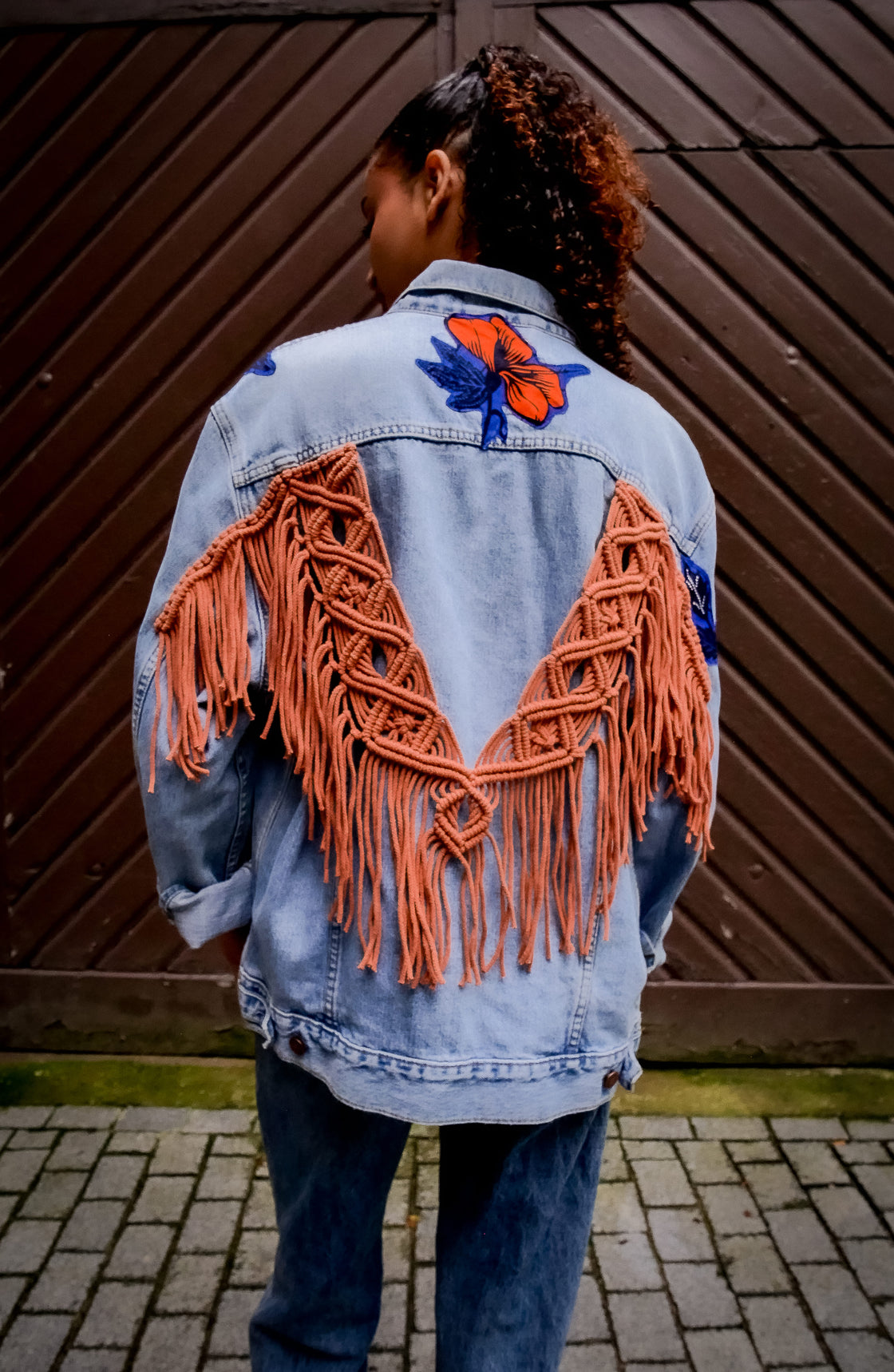 Veste en jean upcyclé - Hibiscus macramé brique