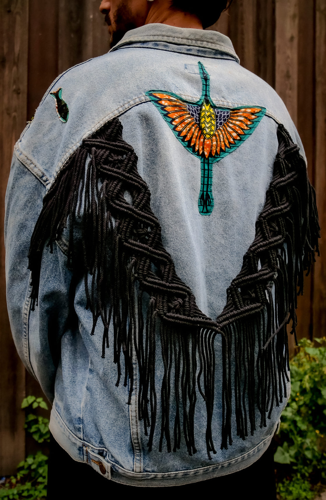 Veste en jean upcyclé - Héron macramé noir