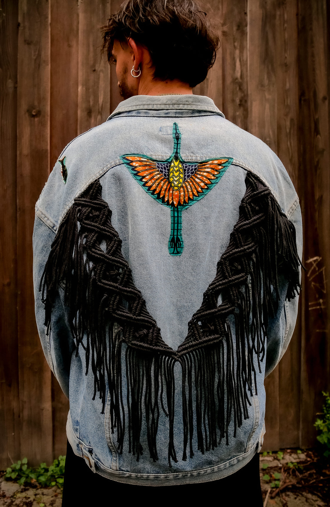 Veste en jean upcyclé - Héron macramé noir