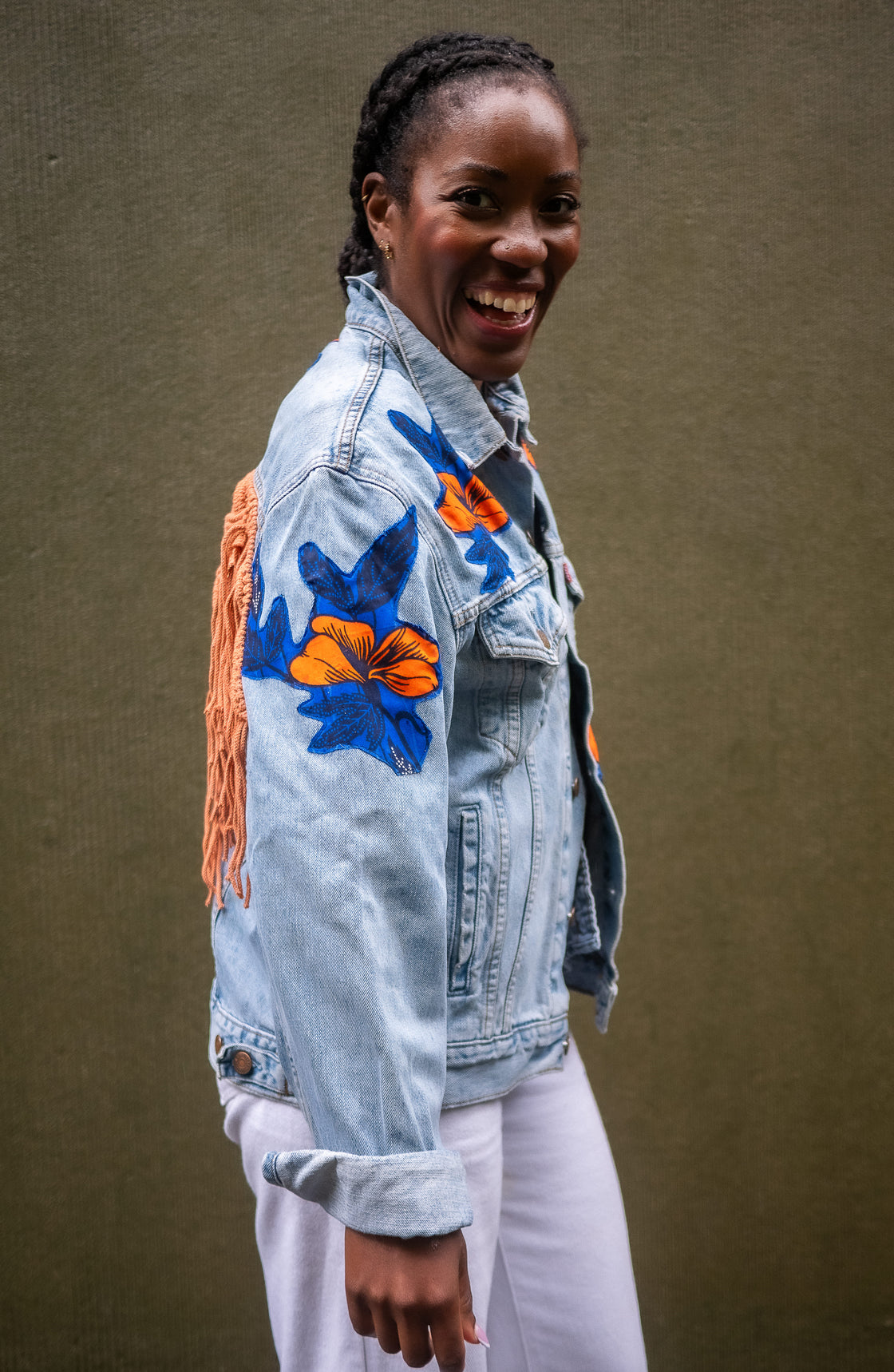 Veste en jean upcyclé - Hibiscus macramé brique