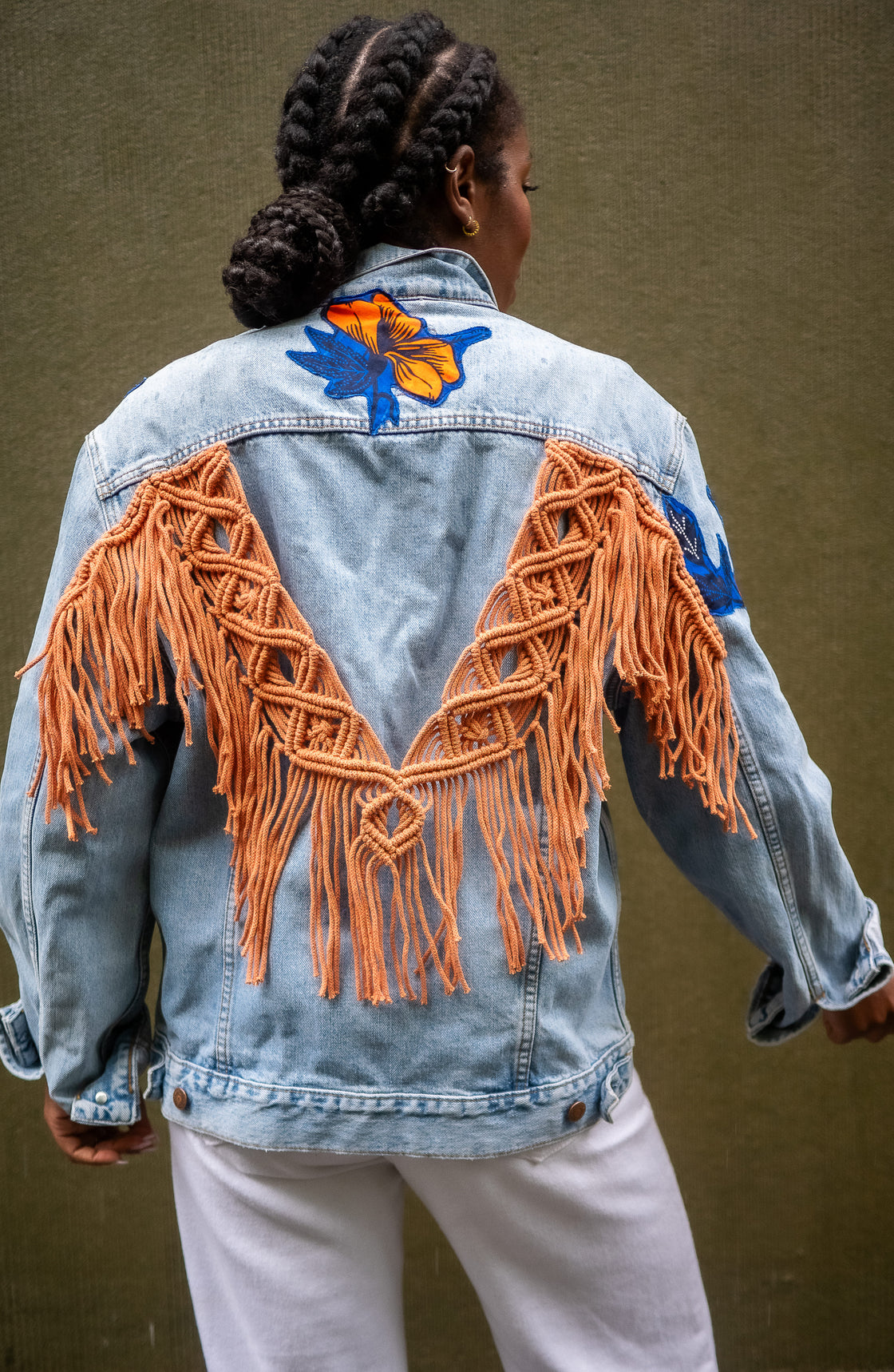 Veste en jean upcyclé - Hibiscus macramé brique