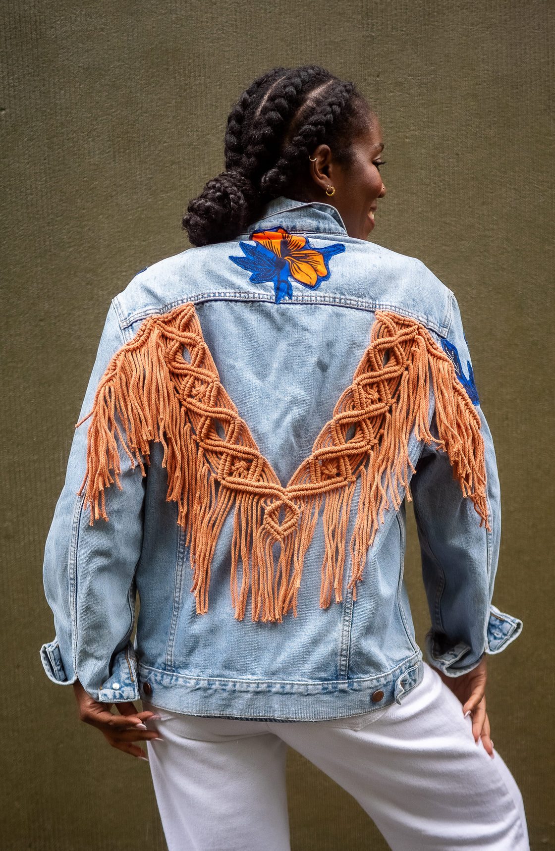 Veste en jean upcyclé - Hibiscus macramé brique