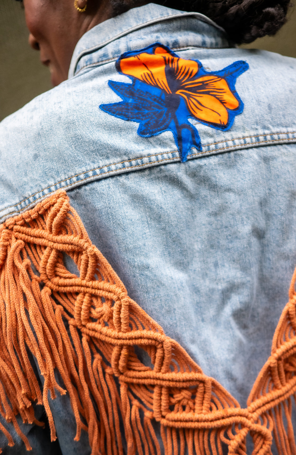 Veste en jean upcyclé - Hibiscus macramé brique