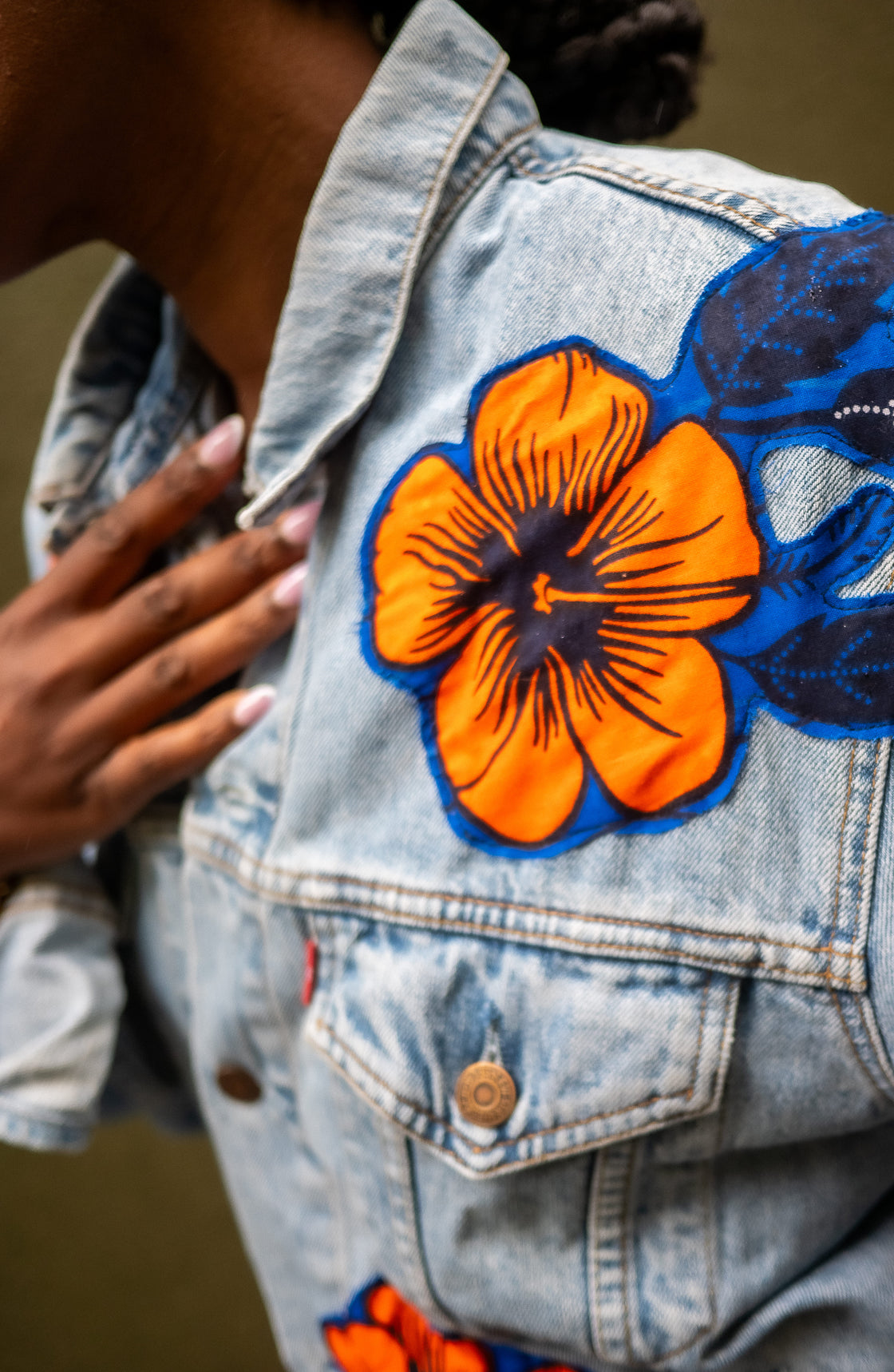 Veste en jean upcyclé - Hibiscus macramé brique