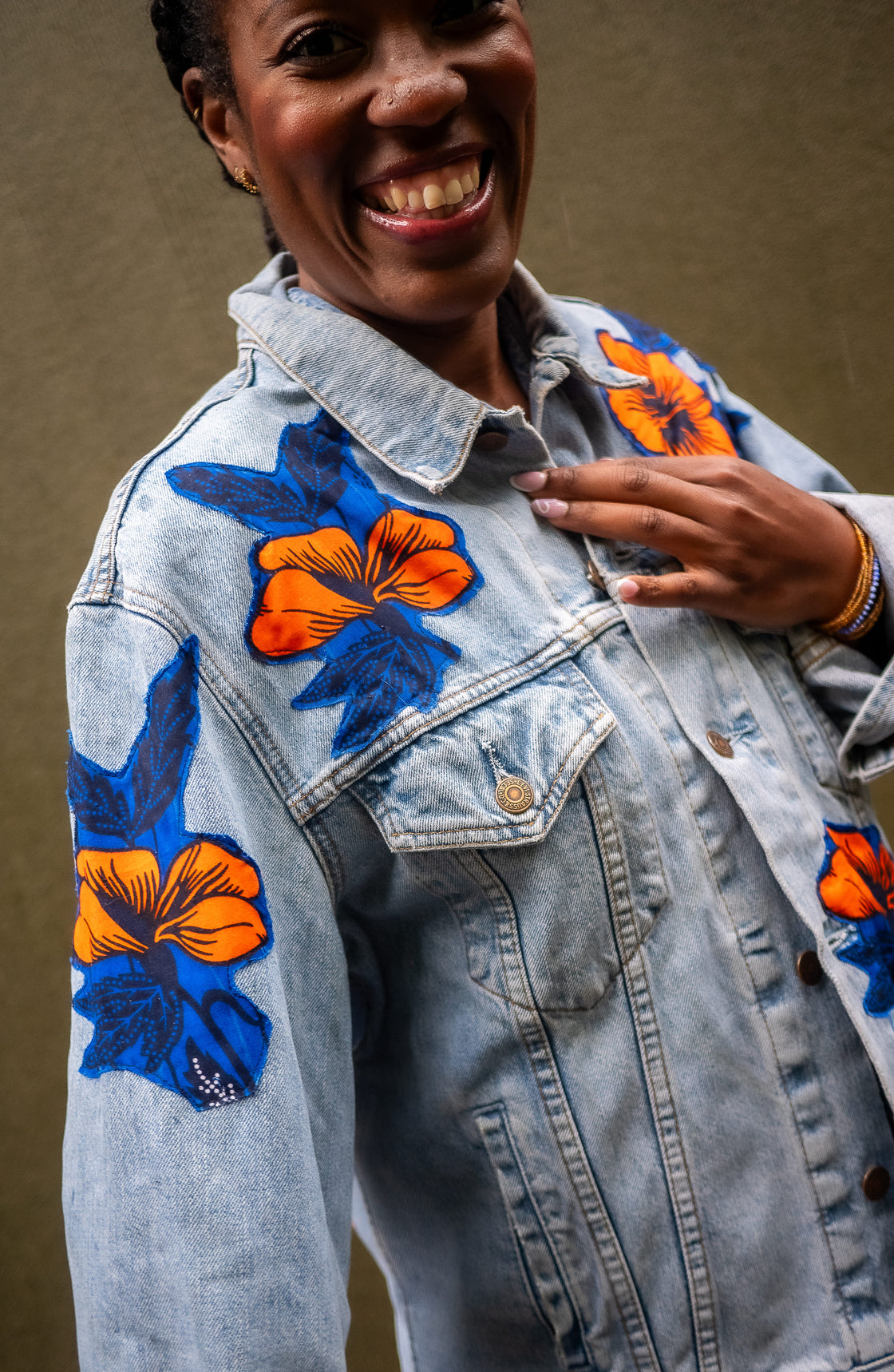 Veste en jean upcyclé - Hibiscus macramé brique