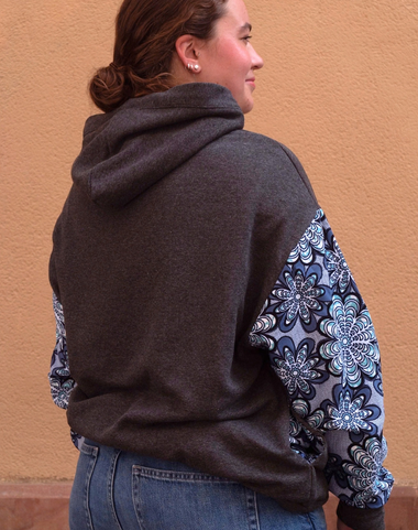 Hoodie Moutima Elikia gris foncé en wax et molleton, vue de face