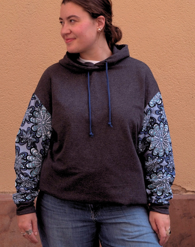Hoodie Moutima Elikia gris foncé en wax et molleton, vue de face