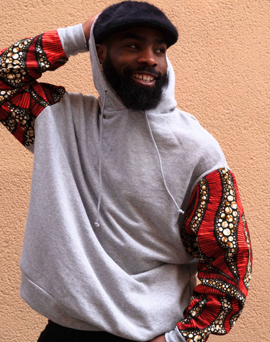 hoodie-wax-moutima-esengo-gris-clair-face	Hoodie Moutima Esengo gris clair en molleton et manches en wax 100 % coton, vue de face
